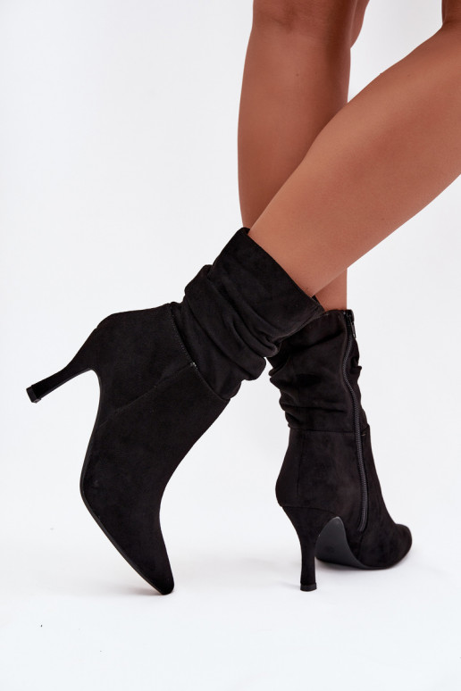 Botas de mujer con tacones finos Con un top rizado de gamuza ecológicaoAe Cerrar de color negro Ulisse Botas de mujer con tacones finos Con un top rizado de gamuza ecológicaoAe Cerrar de color negro Ulisse