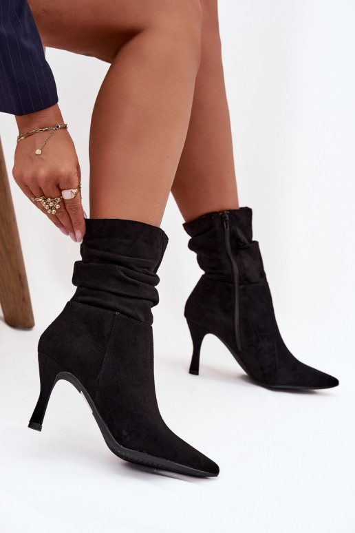 Botas de mujer con tacones finos Con un top rizado de gamuza ecológicaoAe Cerrar de color negro Ulisse Botas de mujer con tacones finos Con un top rizado de gamuza ecológicaoAe Cerrar de color negro Ulisse