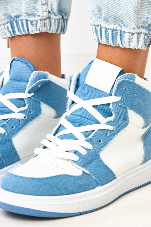 Zapatillas deportivas altas sobre el... Zapatillas deportivas altas sobre el...