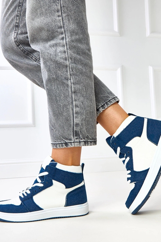 Zapatillas deportivas altas sobre el...