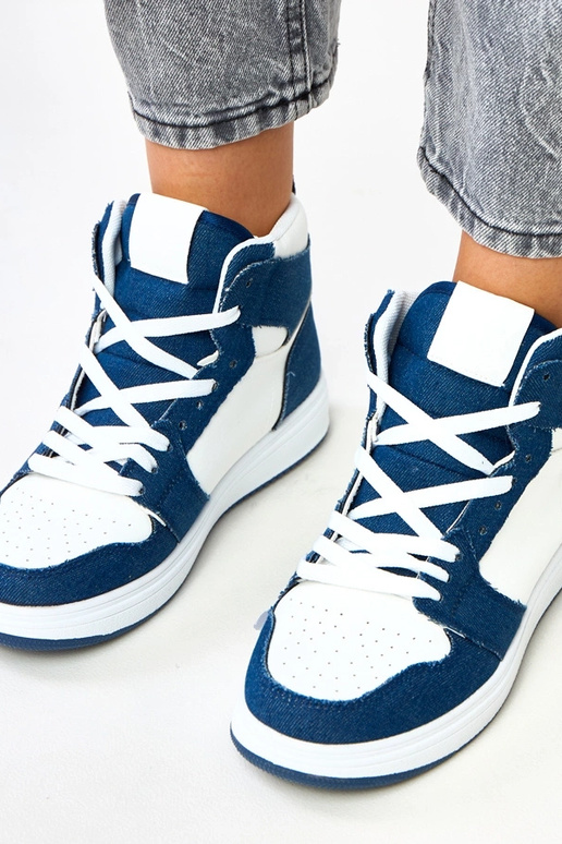 Zapatillas deportivas altas sobre el...