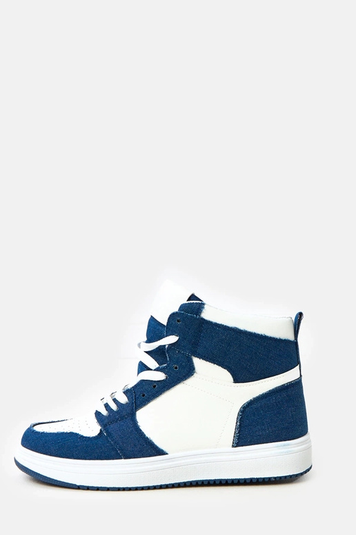 Zapatillas deportivas altas sobre el...