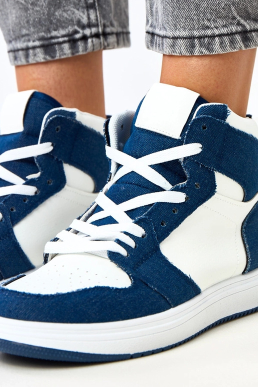 Zapatillas deportivas altas sobre el...