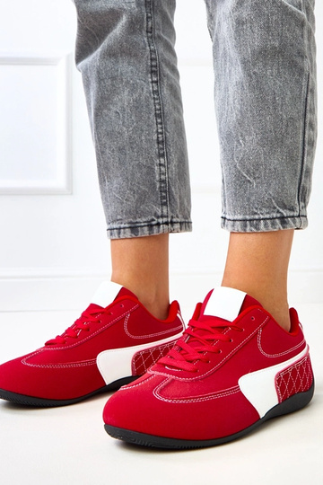 Zapatillas deportivas rojas...