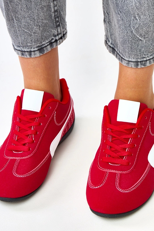 Zapatillas deportivas rojas con... Zapatillas deportivas rojas con...