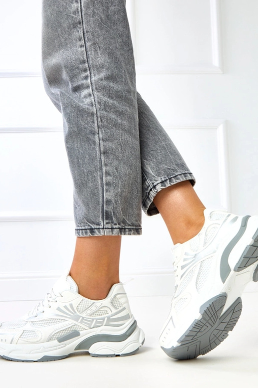 Zapatillas deportivas blancas sobre... Zapatillas deportivas blancas sobre...