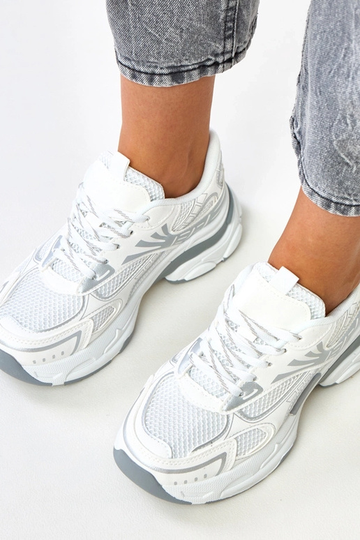 Zapatillas deportivas blancas sobre... Zapatillas deportivas blancas sobre...