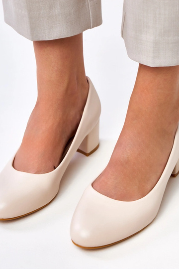 Zapatos bajos color arena...