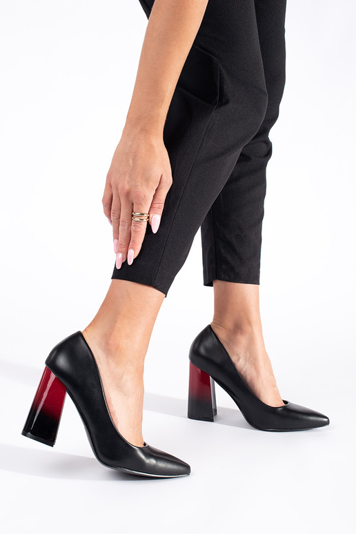 de color negro tacones altos en un poste alto