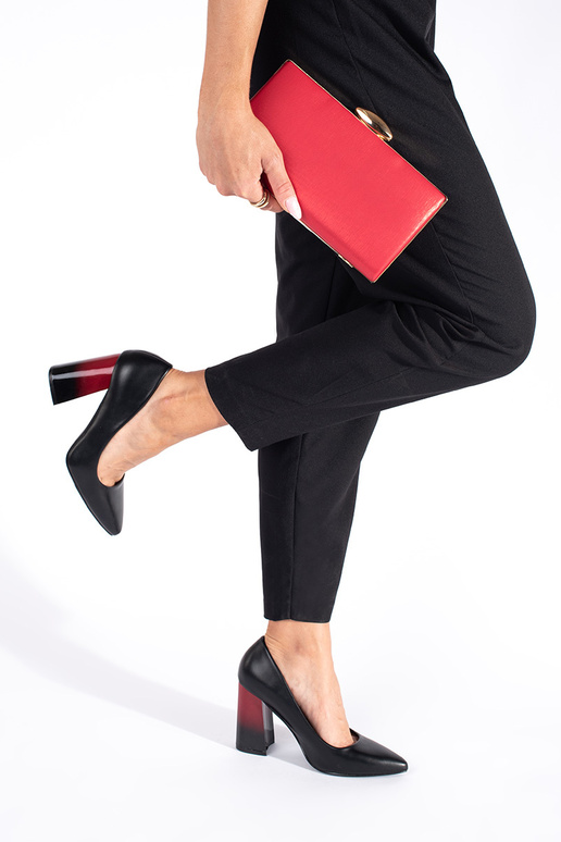 de color negro tacones altos en un poste alto