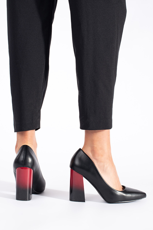 de color negro tacones altos en un poste alto