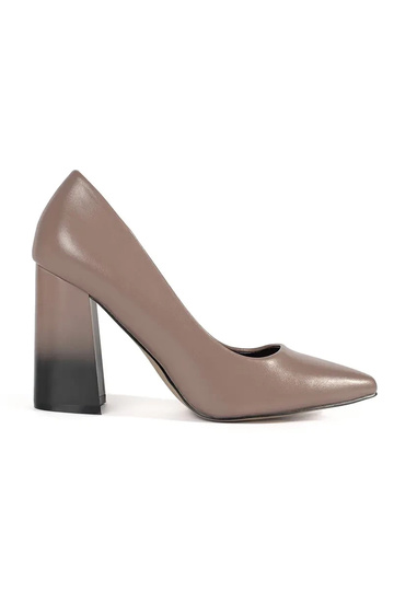 beige tacones altos en un poste alto 2