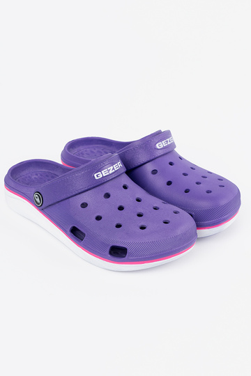 color violeta zapatos typu Crocs