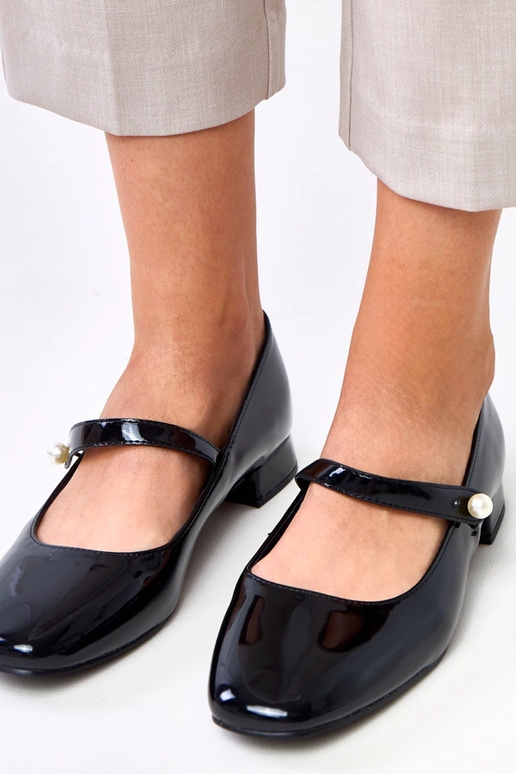 Zapatos de tacón negros de charol con... Zapatos de tacón negros de charol con...