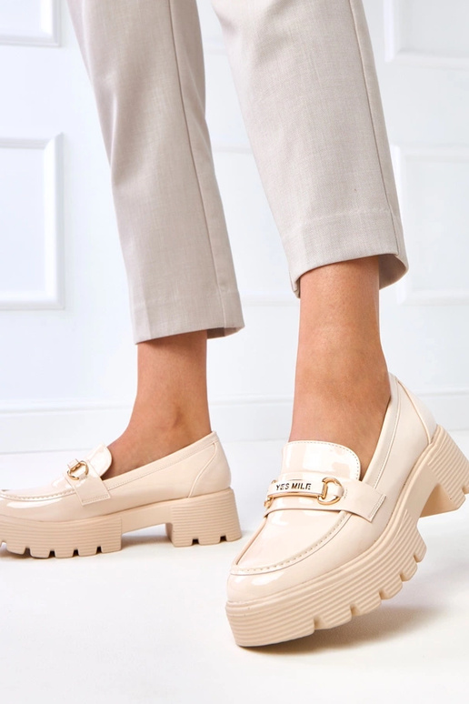 Mocasines color arena de charol con... Mocasines color arena de charol con...