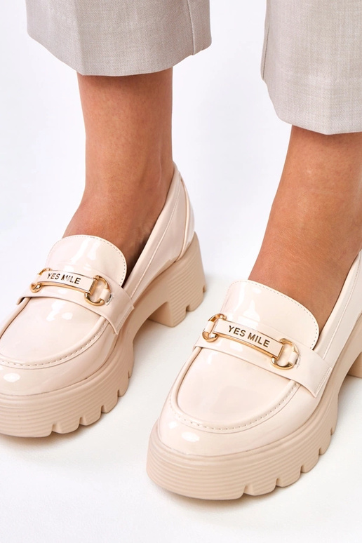 Mocasines color arena de charol con... Mocasines color arena de charol con...