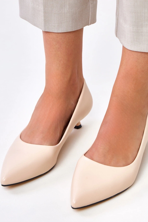 Zapatos color arena de tacón bajo,... Zapatos color arena de tacón bajo,...