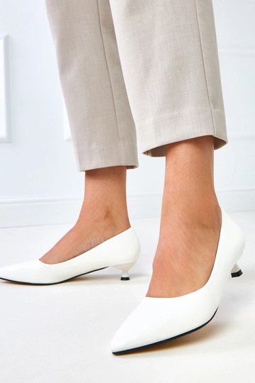 Zapatos blancos de tacón...