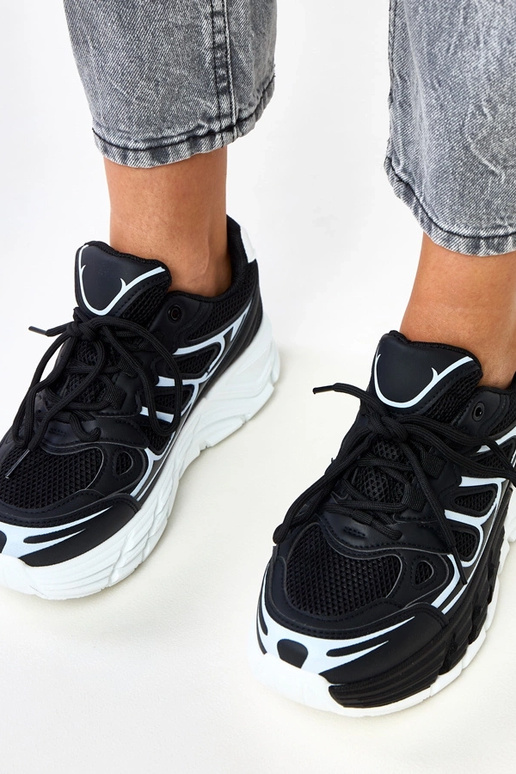 Zapatillas negras con suela gruesa,... Zapatillas negras con suela gruesa,...