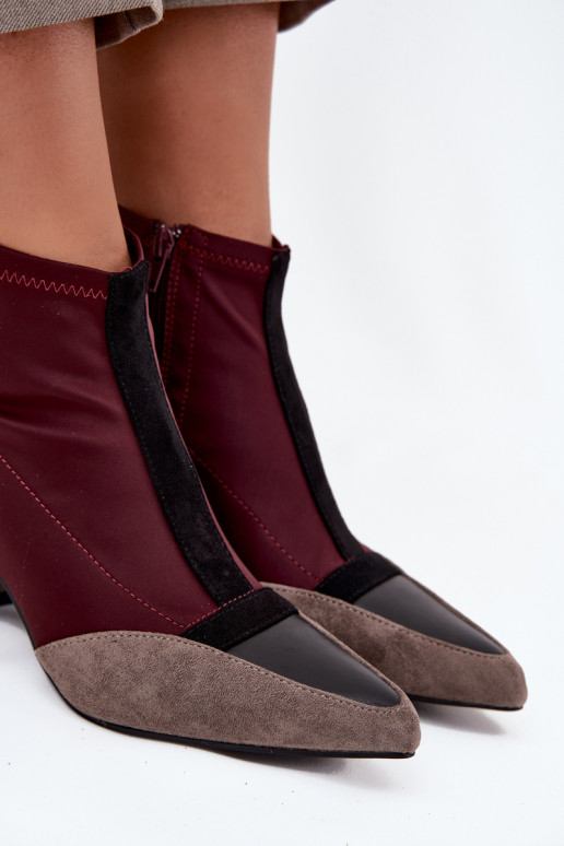 Botas de mujer En un poste enorme Al castillo borgoña Delvane