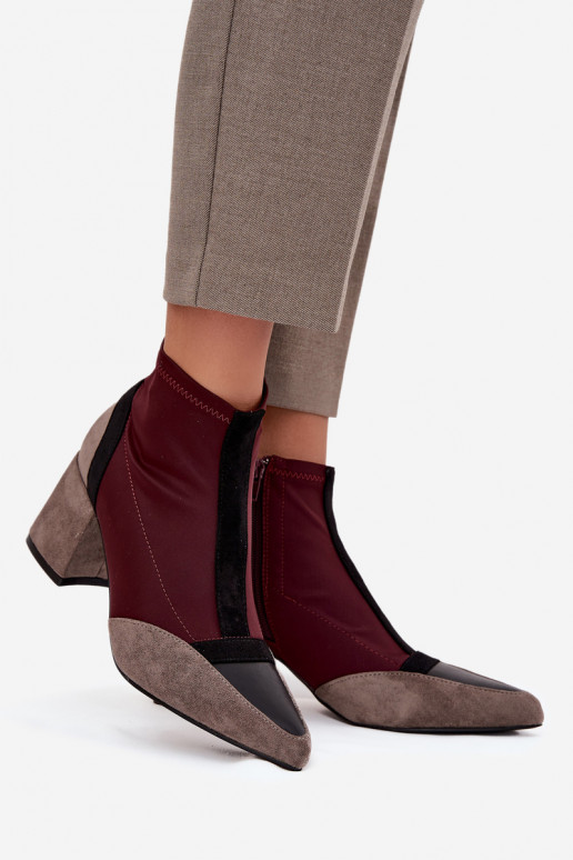 Botas de mujer En un poste enorme Al castillo borgoña Delvane