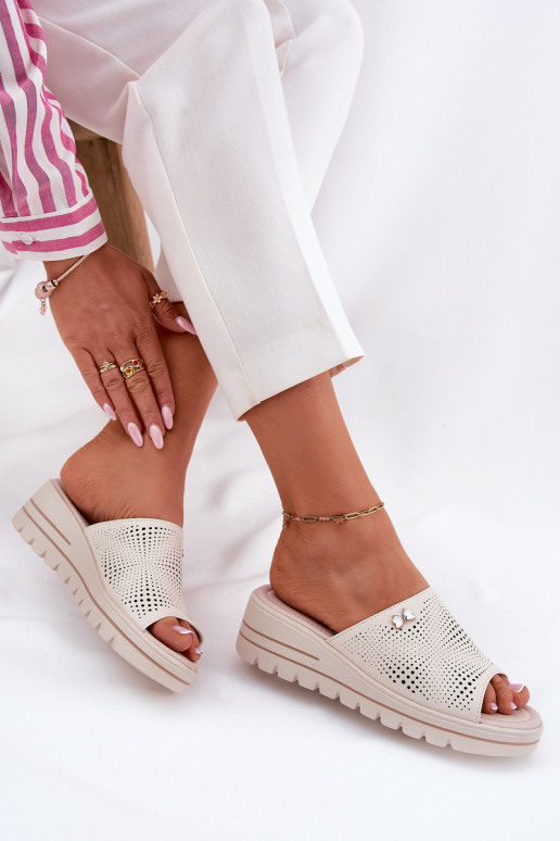 Zapatillas de cuero Femenino en una cuña Vinceza 41477 beige Zapatillas de cuero Femenino en una cuña Vinceza 41477 beige