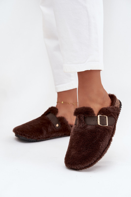 con un abrigo de piel zapatillas de mujer con una plataforma con correas I con hebillas color marrón Noraline