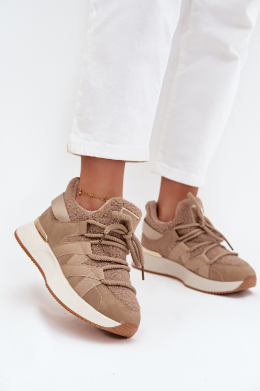 calentamiento Zapatillas modelo zapatos. Femenino con una plataforma beige Juvira calentamiento Zapatillas modelo zapatos. Femenino con una plataforma beige Juvira