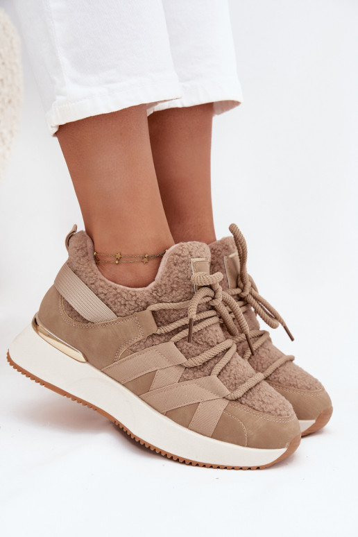 calentamiento Zapatillas modelo zapatos. Femenino con una plataforma beige Juvira calentamiento Zapatillas modelo zapatos. Femenino con una plataforma beige Juvira