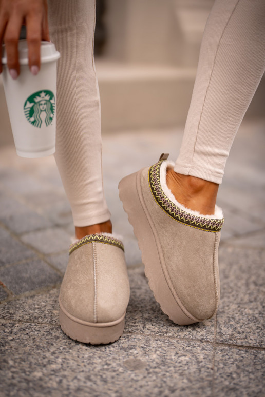 Botas de nieve Femenino con una plataforma calentamiento con pelo dentro color verde Remenia Botas de nieve Femenino con una plataforma calentamiento con pelo dentro color verde Remenia