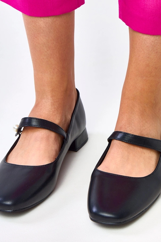 Zapatos bajos negros con cinta... Zapatos bajos negros con cinta...