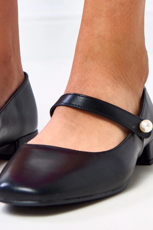 Zapatos bajos negros con cinta... Zapatos bajos negros con cinta...