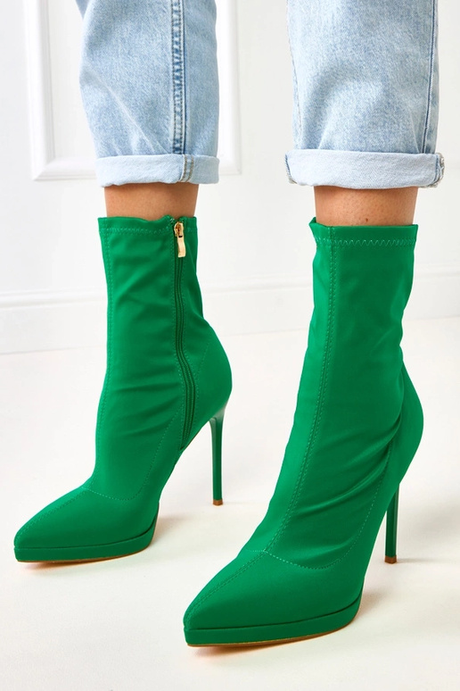 Botines verdes de satén con tacón...