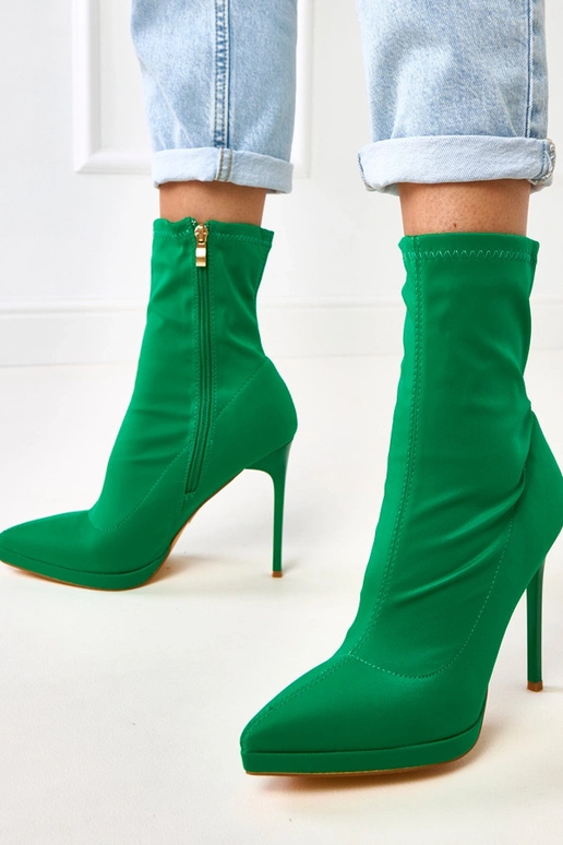 Botines verdes de satén con tacón...