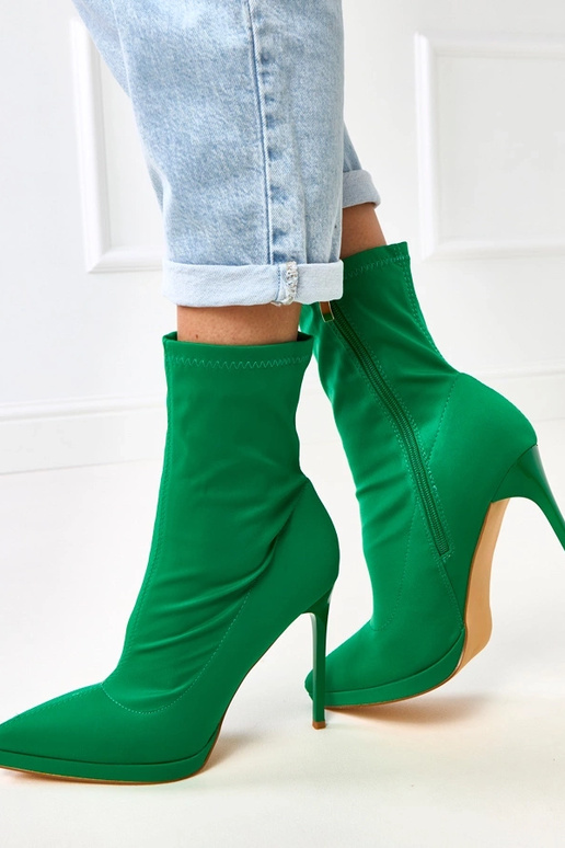 Botines verdes de satén con tacón...