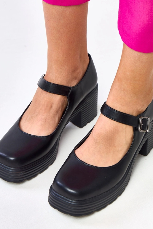 Zapatos de medio tacón negros con... Zapatos de medio tacón negros con...