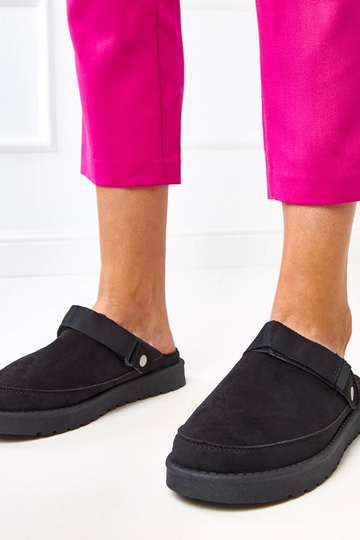 Mules negras con adhesivo...