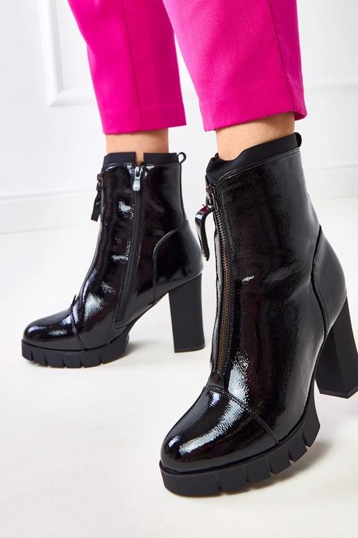 Botines de charol negros con tacón Sasa