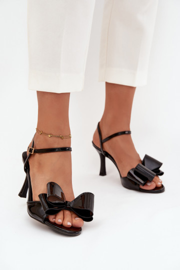 Sandalias de charol con tacones delgados y lazos color negro Noliva