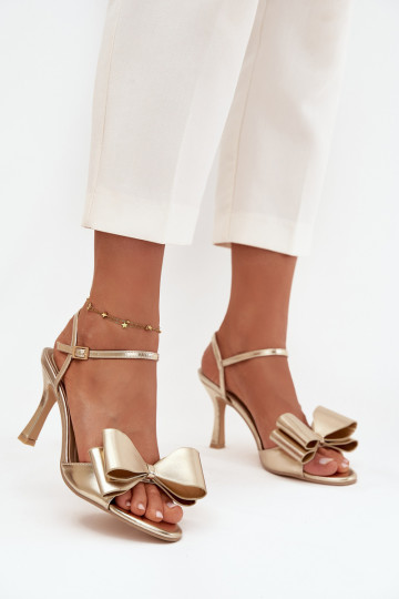 sandalias con tacones finos con cintas color dorado Noliva 2