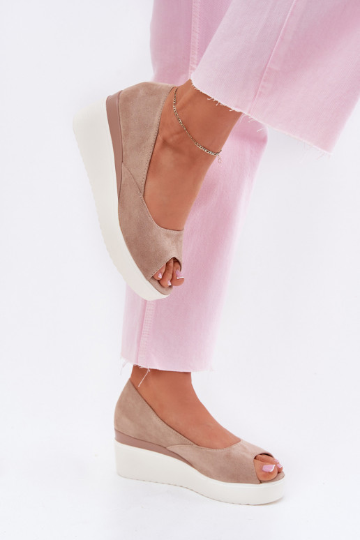 Sandalias de mujer en una cuña Z de gamuza ecológicau beige Velira Sandalias de mujer en una cuña Z de gamuza ecológicau beige Velira