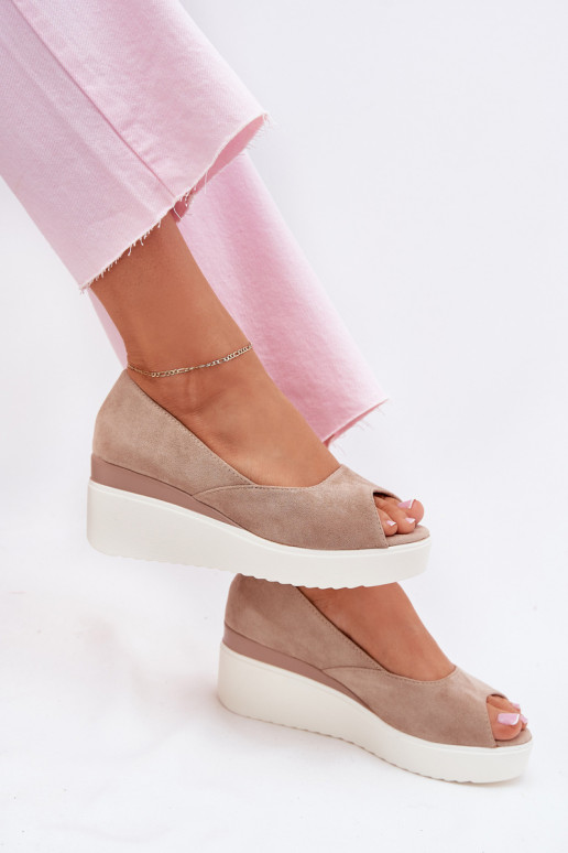 Sandalias de mujer en una cuña Z de gamuza ecológicau beige Velira Sandalias de mujer en una cuña Z de gamuza ecológicau beige Velira