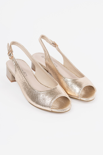 Sandalias doradas de tacón bajo