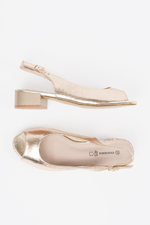 Sandalias doradas de tacón bajo Sandalias doradas de tacón bajo