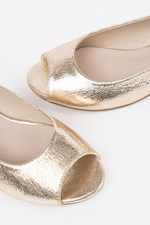 Sandalias doradas de tacón bajo Sandalias doradas de tacón bajo