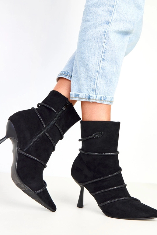 Botines negros con tacón decorados...