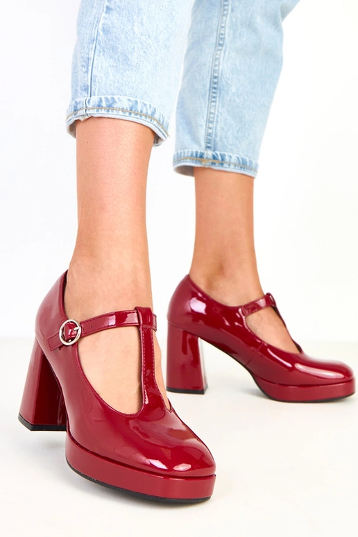 Zapatos burdeos de media caña con... Zapatos burdeos de media caña con...