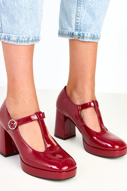 Zapatos burdeos de media caña con... Zapatos burdeos de media caña con...