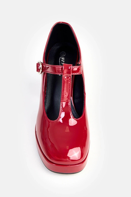 Zapatos burdeos de media caña con... Zapatos burdeos de media caña con...