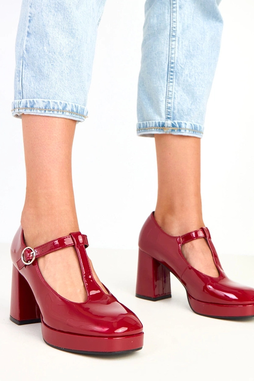 Zapatos burdeos de media caña con... Zapatos burdeos de media caña con...